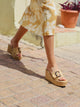 Sandalias de cuña beige con hebilla decorativa