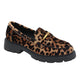 MOCASÍN ANIMAL PRINT CON SUELA TRACK Y ADORNO DORADO