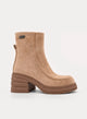 Stivaletto taupe con plateau e tacco largo moderno.