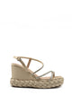 Sandalia de cuña oro de raso con pedrería en tiras