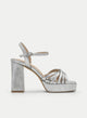 Sandalia plata con tiras cruzadas plataforma.
Sandalo argento con fasce incrociate e plateau.