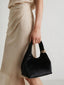 BOLSO NEGRO DE TERCIOPELO CON ASA ANUDADA Y DETALLE DORADO