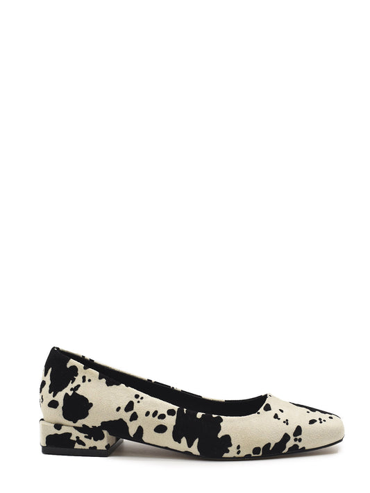 Low-heeled ballerinas with cow print