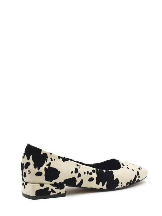 Low-heeled ballerinas with cow print