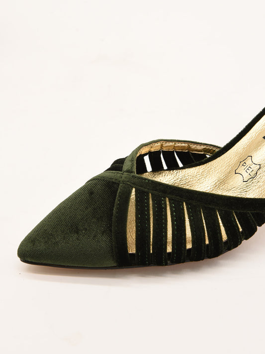 Zapato de terciopelo verde con tacón medio