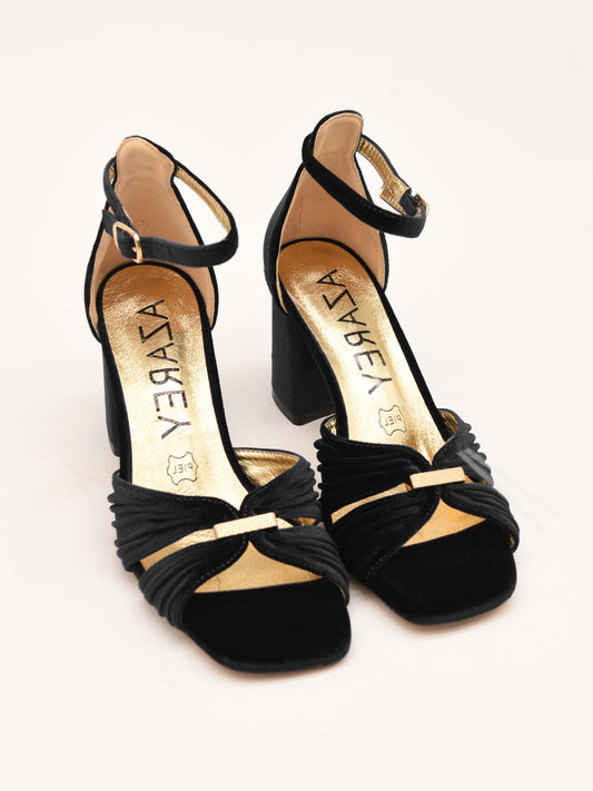 Sandalias de Terciopelo Negro con Detalle Dorado