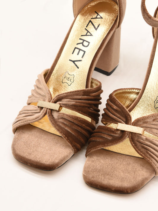 Sandalias de Terciopelo Taupe con Detalle Dorado