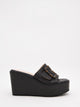 Sandalias de cuña negras con bebilla decorativa