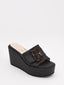 Sandalias de cuña negras con bebilla decorativa