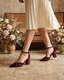 ZAPATOS DE SALÓN DE TERCIOPELO BURDEOS CON CORREA