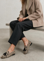 Mocassino beige leopardato con nappine e tacco basso.