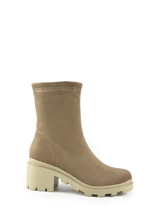 Low-heeled ankle boots in earth color