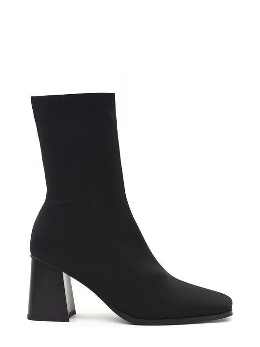Wide-heeled ankle boots in black