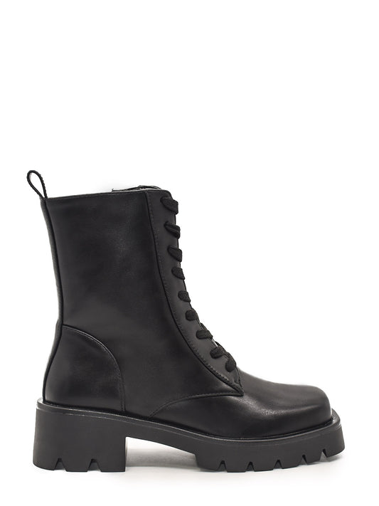 Women's ankle boots in black with laces