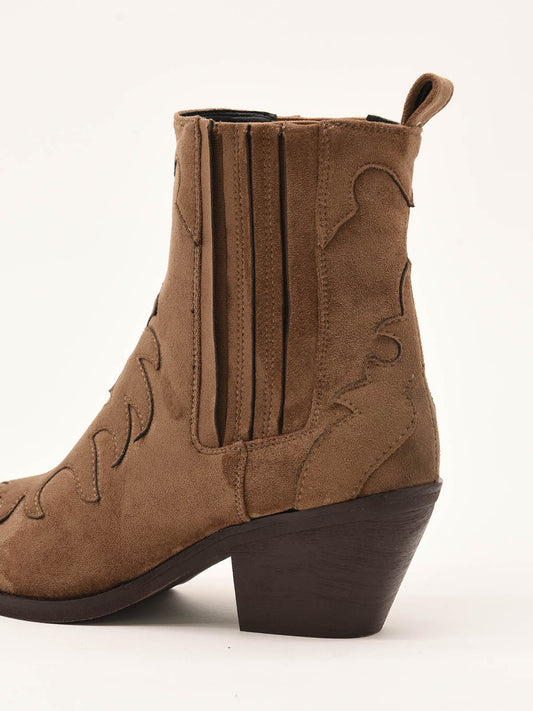 Taupe cowboy boot with elastic and relief