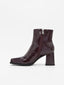 Stivaletti bordeaux con tacco quadrato.