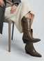BOTA COWBOY TAUPE TACÓN MEDIO PUNTA FINA