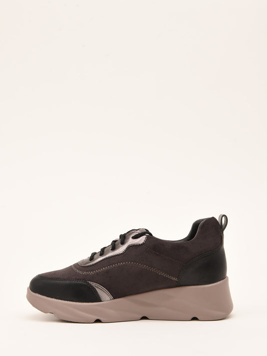 Sneakers sportive grigie con dettagli metallici