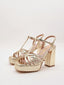 Sandalias doradas elegantes con plataforma