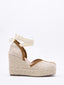Sandalias de cuña en yute trenzado con cintas al tobillo.