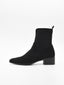 Botín de mujer en efecto ante negro, de caña media, con tacón bajo cuadrado y punta fina estilizada.