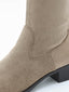 Botín de mujer en efecto ante taupe, de caña media, con punta fina y tacón bajo cuadrado negro.