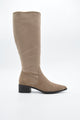 BOTA ALTA TAUPE CON TACÓN BAJO CUADRADO  DE NYREXDE NYREX