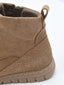 Botín de mujer en piel serraje mocha, con cordones al tono, detalle texturizado en el talón y suela de goma beige ligera.
