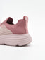 Zapatilla slip-on de punto knit en degradado rosa y beige con suela chunky ondulada en rosa claro y logo Nyrex en blanco.