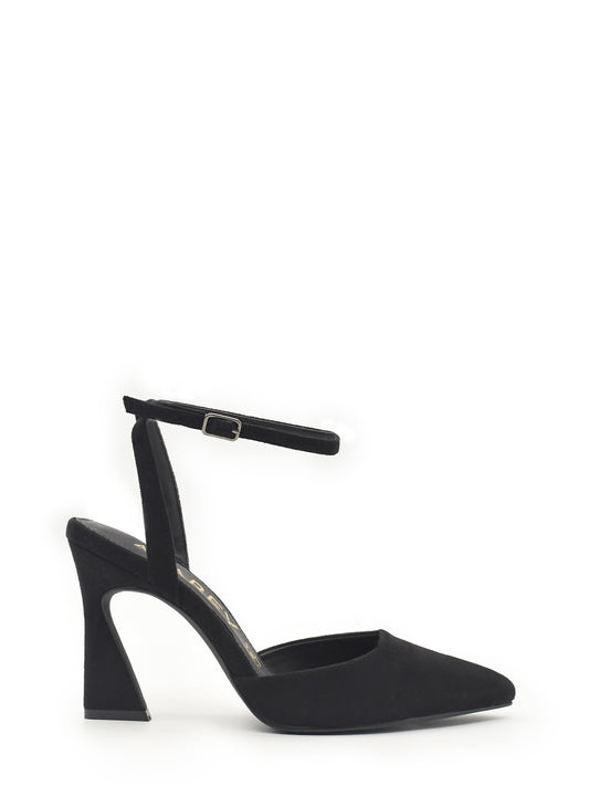 Zapato de salón para mujer en color negro con cierre de hebilla