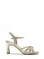Sandalo con tacco color argento con cinturini intrecciati.