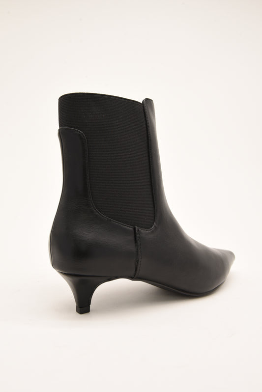 Black Boot with Elastic and Low Heel