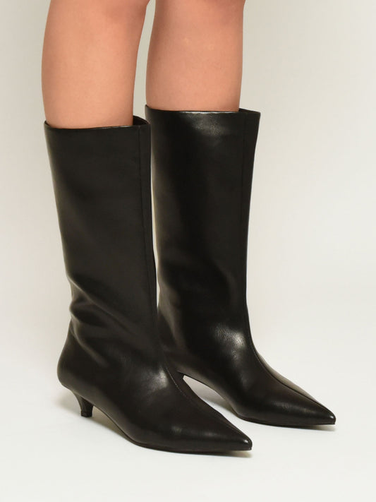 Black boot with low heel