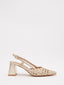 Scarpe dorate con tacco medio e design intrecciato.