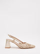 Scarpe dorate con tacco medio e design intrecciato.