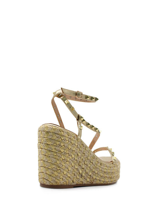 Gold-coloured wedge with straps and studs
