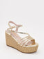 Sandalias doradas con cuña alta, plataforma trenzada y tiras metalizadas. Elegantes, cómodas y versátiles.