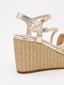 Sandalias doradas con cuña alta, plataforma trenzada y tiras metalizadas. Elegantes, cómodas y versátiles.
