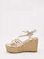 Sandalias doradas con cuña alta, plataforma trenzada y tiras metalizadas. Elegantes, cómodas y versátiles.