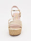 Sandalias doradas con cuña alta, plataforma trenzada y tiras metalizadas. Elegantes, cómodas y versátiles.