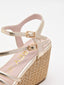 Sandalias doradas con cuña alta, plataforma trenzada y tiras metalizadas. Elegantes, cómodas y versátiles.