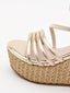 Sandalias doradas con cuña alta, plataforma trenzada y tiras metalizadas. Elegantes, cómodas y versátiles.