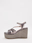 Sandalias de cuña plomo metalizadas con plataforma trenzada y tiras cruzadas. Elegantes, cómodas y versátiles.