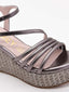 Sandalias de cuña plomo metalizadas con plataforma trenzada y tiras cruzadas. Elegantes, cómodas y versátiles.