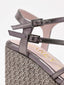 Sandalias de cuña plomo metalizadas con plataforma trenzada y tiras cruzadas. Elegantes, cómodas y versátiles.