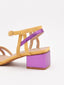 Sandalias amarillo y lila metalizado con tacón bajo cuadrado y tiras finas. Elegantes, cómodas y modernas.