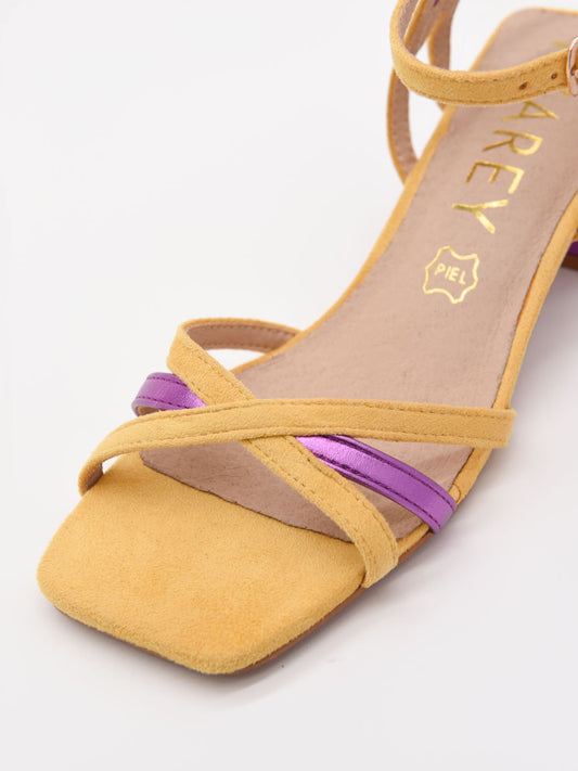 Sandalias amarillo y lila metalizado con tacón bajo cuadrado y tiras finas. Elegantes, cómodas y modernas.