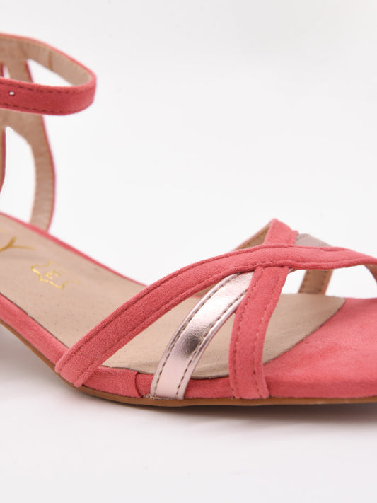 Sandalias rosa con tacón bajo cuadrado y detalles metalizados. Elegantes, cómodas y versátiles.