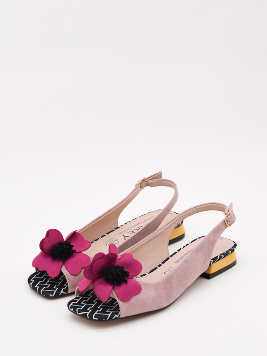 Sandalias destalonadas rosa con flor fucsia y tacón bajo