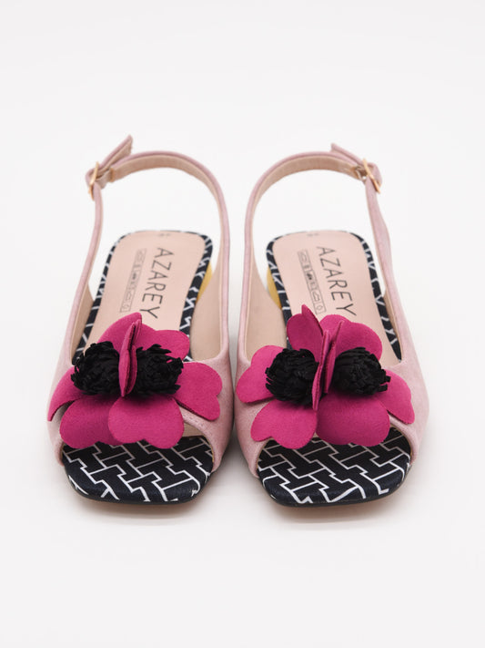 Sandalias destalonadas rosa con flor fucsia y tacón bajo bicolor. Elegantes, cómodas y sofisticadas.